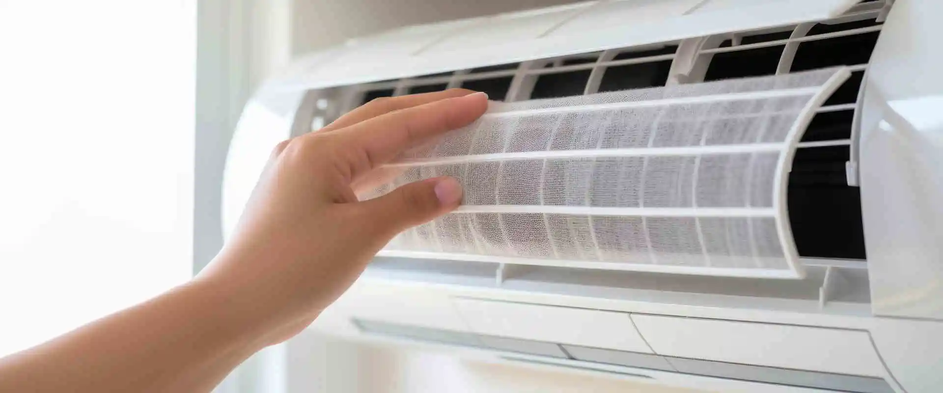 Concetto di manutenzione con filtro d'aria tenuto per la pulizia